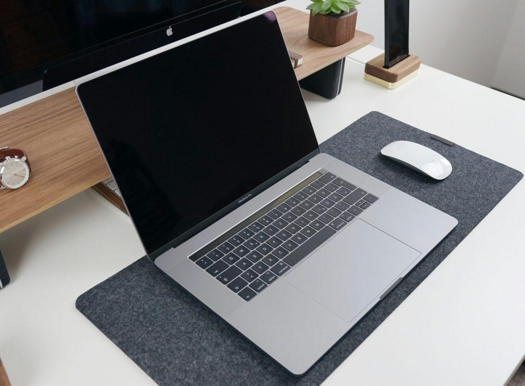 perbedaan macbook air dan pro