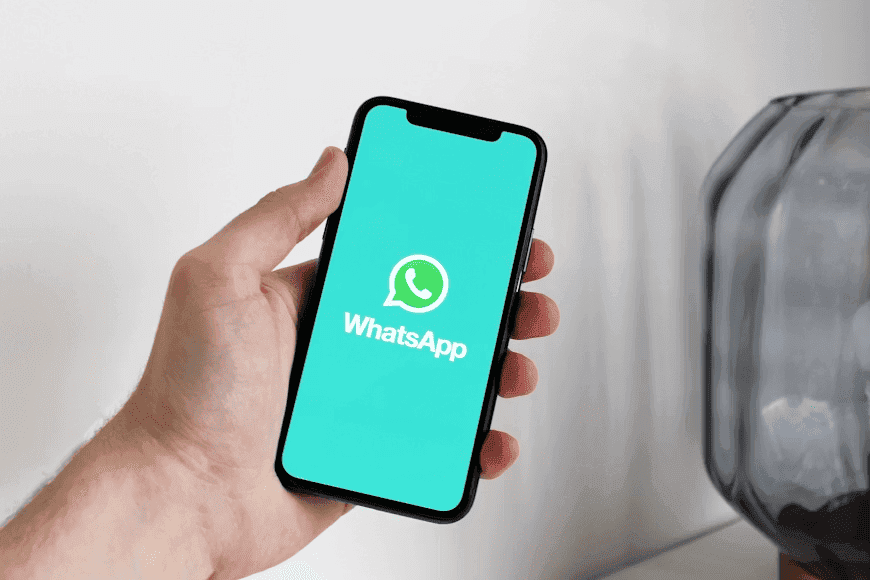 kenapa whatsapp keluar sendiri