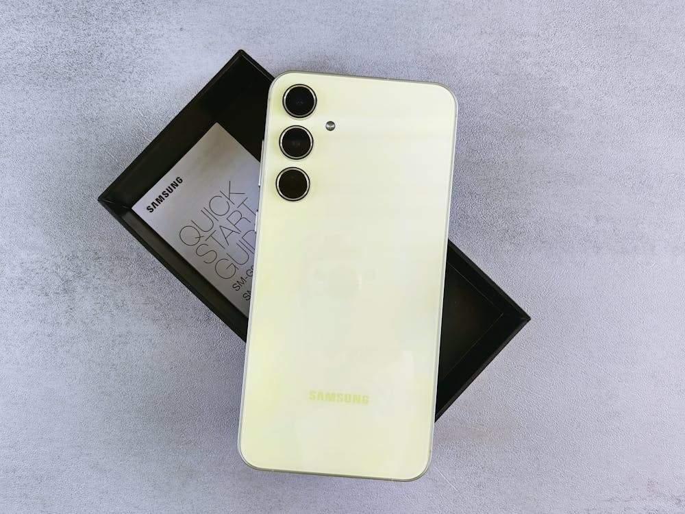 samsung flagship vs mid-range