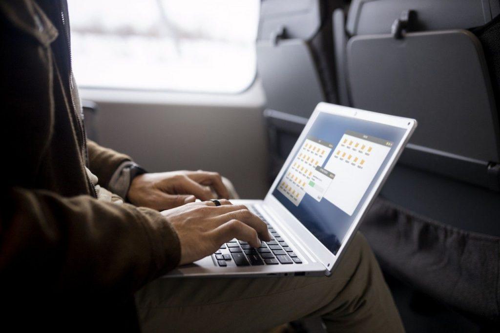 apakah boleh membawa laptop di pesawat